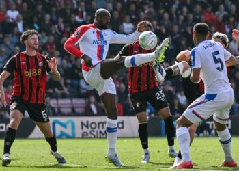 Pemain Crystal Palace, Jean-Philippe Mateta (#14), bergelut mengawal bola ketika diasak pemain Bournemouth dalam aksi Liga Perdana Inggeris di Stadium Vitality, Bournemouth. - AFP