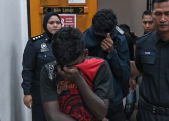 EMPAT lelaki dituduh membunuh warga emas dalam kejadian samun bulan  lalu didakwa di Mahkamah Majistret Teluk Intan hari ini.
