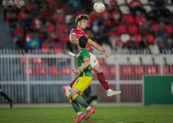ARHAM Khussyairi bin Wahab melonjak tinggi daripada pemain Imigresen II FC untuk menanduk pada aksi Liga Semi A1 Semi Pro yang menyaksikan Kelantan Red Warrior menang 1-0 di Stadium Sultan Muhammad IV, Kota Bharu, Kelantan malam tadi.-IHSAN KRW FC
