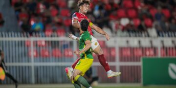 ARHAM Khussyairi bin Wahab melonjak tinggi daripada pemain Imigresen II FC untuk menanduk pada aksi Liga Semi A1 Semi Pro yang menyaksikan Kelantan Red Warrior menang 1-0 di Stadium Sultan Muhammad IV, Kota Bharu, Kelantan malam tadi.-IHSAN KRW FC