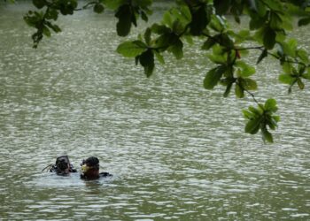 ANGGOTA Bomba dan Penyelamat Malaysia melakukan operasi mencari dan menyelamat dua remaja perempuan yang hilang dibawa arus ketika mandi Kampung Jeram Hulu, Kuala Terengganu, Terengganu.- UTUSAN/PUQTRA HAIRRY