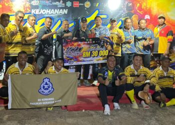 ABU Bakar Hamzah (lima dari kiri) bergambar bersama pasukan VAT69 A yang muncul juara Kejohanan Tarik Tali Kelab Antarabangsa 2026 pada Festival Rakyat 3.0 bersempena Sambutan Ulang Tahun Keputeraan Raja Perlis, Tuanku Syed Sirajuddin Jamalullail Ke-83 di Dataran Lok 9, Kuala Perlis, semalam.-UTUSAN/ASYRAF MUHAMMAD