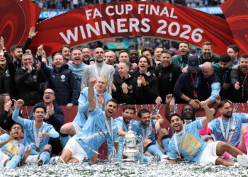 PEMAIN Manchester City meraikan kejayaan mereka memenangi Piala FA selepas menewaskan Chelsea 1-0 di Wembley, semalam. - AFP