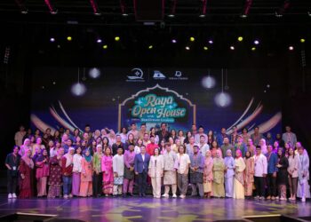 PENGAMAL media bergambar selepas program rumah terbuka dan lawatan di atas kapal persiaran.