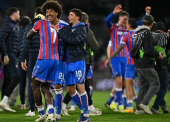 PEMAIN Crystal Palace meraikan kejayaan mereka selepas mara ke final Liga Konferens EUFA dengan mencatat kemenangan agregat 5-2 ke atas Shakhtar Donetsk di London, semalam. - AFP