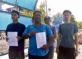 SAZELI Saad (dua dari kiri) menunjukkan laporan polis yang dibuat di IPD Kangar, Perlis, hari ini. - UTUSAN/ASYRAF MUHAMMAD