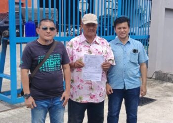 DAING Mohamad Daing Makati (tengah) ketika membuat laporan polis di IPD Ampang.