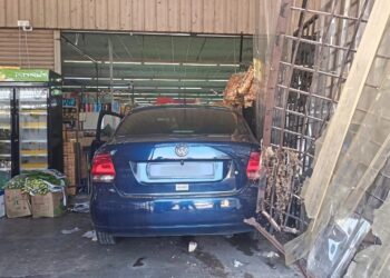 KEADAAN kenderaan yang terbabas lalu merempuh sebuah premis perniagaan di Kampung Darat, Beseri, Perlis, hari ini