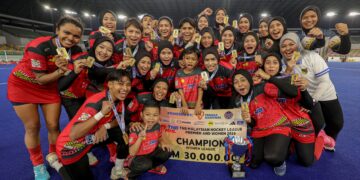 Pasukan Negeri Sembilan meraikan kemenangan selepas dinobatkan juara menewaskan Territory Stringers pada Perlawanan Akhir Liga Hoki di Stadium Hoki Nasional Bukit Jalil di sini hari ini. GAMBAR: FARIZ RUSADIO