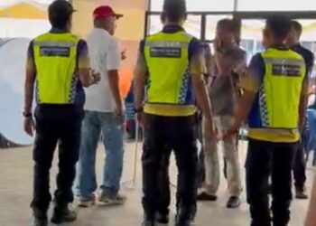 TANGKAP layar video Program Perlis Mendengar Rintihan Rakyat di sebuah inap desa pada Sabtu lalu yang didakwa bertukar kecoh di Arau, Perlis.-UTUSAN