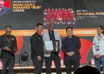 DHARMA Raj (tiga dari kanan) diangkat Jurulatih Terbaik Indonesia. - IHSAN FIH