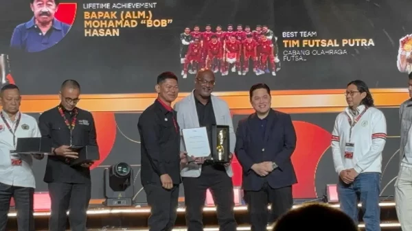 DHARMA Raj (tiga dari kanan) diangkat Jurulatih Terbaik Indonesia. - IHSAN FIH