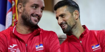 Viktor Troicki (kanan) bersama Novak Djokovic tersenyum ketika majlis undian rasmi saingan Piala Davis antara Serbia dan Greece di Aleksandar Nikolic Hall, Belgrade, September tahun lalu. - AFP