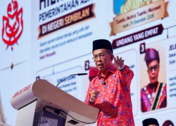 JALALUDDIN Alias berucap pada Konvensyen 80 Tahun UMNO, di Pusat Dagangan Dunia, di sini hari ini. - UTUSAN/SHIDDIEQIIN ZON