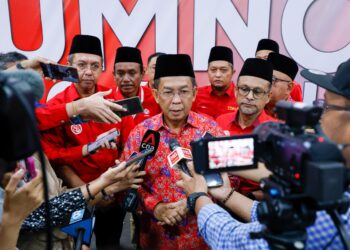 JALALUDDIN Alias ketika ditemui pemberita sempena Konvensyen 80 Tahun UMNO, di Pusat Dagangan Dunia, di sini hari ini. - UTUSAN/SHIDDIEQIIN ZON
