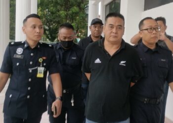 TSEN Vui Kiong (dua kanan) dibawa anggota polis selepas dijatuhkan hukuman denda RM5,000 akibat kesalahan menghina Islam dalam prosiding di Mahkamah Majistret Kulim, hari ini.
