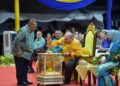 TUANKU Syed Sirajuddin Jamalullail diiringi Abu Bakar Hamzah merasmikan Malam Citra Warna Kuala Perlis yang bersempena Festival Rakyat 3.0 di Dataran Lok 9, Kuala Perlis malam tadi.-UTUSAN/IZLIZAN OTHMAN