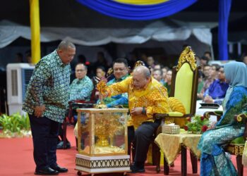 TUANKU Syed Sirajuddin Jamalullail diiringi Abu Bakar Hamzah merasmikan Malam Citra Warna Kuala Perlis yang bersempena Festival Rakyat 3.0 di Dataran Lok 9, Kuala Perlis malam tadi.-UTUSAN/IZLIZAN OTHMAN