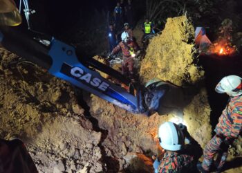 ANGGOTA bomba berusaha mengeluarkan mangsa yang tertimbus di kawasan anak sungai Ladang Sawit Jerimbong, Jeli, Kelantan.