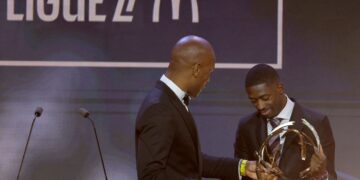 Pemain sayap Perancis, Ousmane Dembele (kanan) menerima anugerah Pemain Terbaik Ligue 1 daripada bekas penyerang Ivory Coast, Didier Drogba (kiri) pada majlis Anugerah Bola Sepak Perancis UNFP edisi ke-34 di Paris, 11 Mei 2026. - AFP