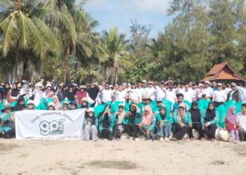 PERSERTA program Epic Jom Bersih bergambar bersama selepas melakukan pembersihan di Pantai Air Tawar, Besut, Terengganu. - UTUSAN /WAN ZURATIKAH IFFAH WAN ZULKIFLI