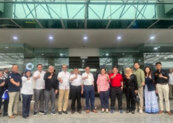 AKKBAR Danial (lima dari kiri) semasa perasmian EON & Sahabat Autofest 2026 di Glenmarie, di sini hari ini. - UTUSAN/ARIF AIMAN ASROL