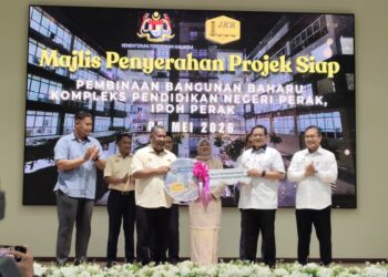 FADHLINA Sidek (tengah) menyaksikan penyerahan Kompleks Pendidikan Negeri Perak yang baharu dibina di Bandar Meru Raya di Ipoh hari ini.