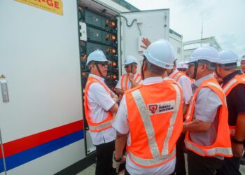 FADILLAH Yusof (kiri) melawat tapak Penyimpanan Tenaga Bateri (BESS) Santong 100MW/400MWh di Santong, Paka, Dungun, Terengganu. - UTUSAN/PUQTRA HAIRRY
