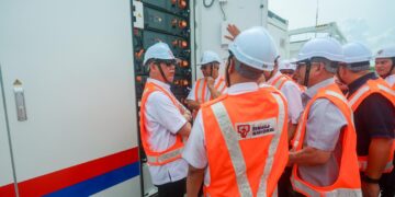 FADILLAH Yusof (kiri) melawat tapak Penyimpanan Tenaga Bateri (BESS) Santong 100MW/400MWh di Santong, Paka, Dungun, Terengganu. - UTUSAN/PUQTRA HAIRRY