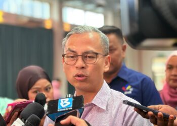 FAHMI Fadzil bersama pemberita selepas merasmikan Majlis Anugerah Cemerlang SPM Parlimen Lembah Pantai, Kuala Lumpur.