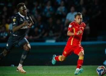 FAISAL Halim (kanan) ketika beraksi menentang Buriram United di Stadium Chang Arena, Buriram, hari ini. - IHSAN SELANGOR FC