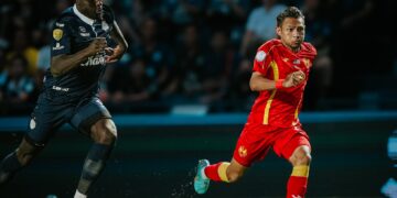 FAISAL Halim (kanan) ketika beraksi menentang Buriram United di Stadium Chang Arena, Buriram, hari ini. - IHSAN SELANGOR FC
