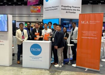 HUW Gardner (tiga dari kanan) pada majlis memeterai MoU antara Manaf Gardner Associates dan FAOM di Money20/20 Asia.