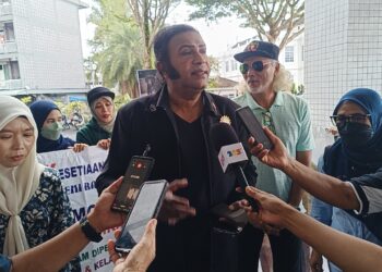 S. KALAI ditemui pemberita sebelum menyerahkan memorandum kepada Yang Dipertua Majlis Perbandaran Taiping (MPT) bagi mendesak tiga ekor gajah Malaysia di Jepun dibawa pulang. - UTUSAN/WAT KAMAL ABAS