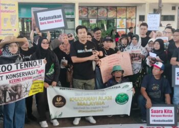 NGO dan aktivis Sekretariat Solidariti DAK mengadakan perhimpunan di Taiping, hari ini. - UTUSAN/WAT KAMAL ABAS