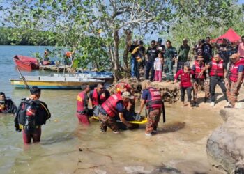ANGGOTA Pasukan Penyelamat Di Air (PPDA) mengusung jenazah Muhammad Amir Ashraf Mohd. Zul-Zunaidi yang ditemukan kira-kira pukul 3.45 petang semalam.