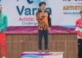 Ng Chun Chen (tengah) merangkul pingat emas buat negara dalam acara vault Kejohanan Piala Cabaran Dunia Gimnastik Artistik FIG di Varna, Bulgaria, semalam. - IHSAN MSN