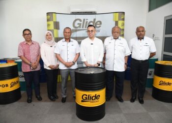 STEVEN Sim Chee Keong (tiga dari kanan) bersama Datin Zarita Azlin Brahim (dua dari kiri) dan Presiden dan Pengasas Glide Group Datuk Muhazli Muhamad (tiga dari kiri) semasa majlis penyerahan cek cura di Shah Alam.