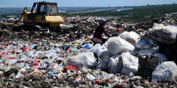 PEMANGDANGAN menyakitkan mata akiba timbunan sampah di Bali Indonesia.