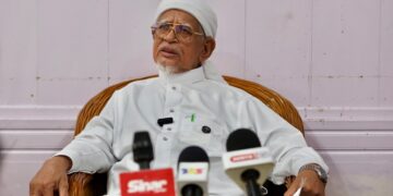 ABDUL Hadi Awang dalam sidang akhbar selepas menyampaikan kuliah duha di Masjid Rusila
Marang, Terengganu. - UTUSAN/PUQTRA HAIRRY