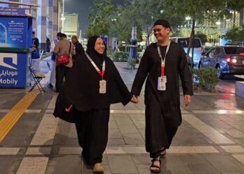 WAN Amirah Zakirah bersama suami, Nur Fakhri Nur Fazil ketika ditemui di Madinah, baru-baru ini.