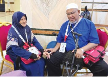 ROSSILAWATI Abdul Razak bersama Kamaruzaman Othman ketika ditemui di Hotel Abraj Al-Janadriyah, Mekah, semalam.