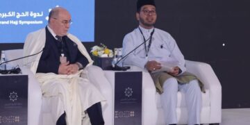 ZULKIFLI Hasan menyampaikan kertas kerja dalam dalam Simposium Haji Antarabangsa di Jeddah, semalam.