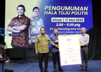 RAFIZI (tengah) dan Nik Nazmi menerima penyerahan replika sijil RoS daripada pengasas PBM, Tan Gin Theam di PJ Performing Arts Center, di sini. - UTUSAN/FARIZ RUSADIO