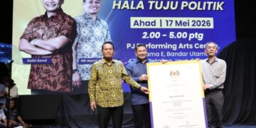 RAFIZI (tengah) dan Nik Nazmi menerima penyerahan replika sijil RoS daripada pengasas PBM, Tan Gin Theam di PJ Performing Arts Center, di sini. - UTUSAN/FARIZ RUSADIO