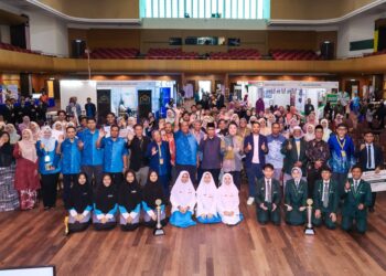 MUHYIDIN Aziz semasa berucap ketika Perasmian Majlis Penutup Festival Produk Halal dan Pelancongan Madani @ USIM di Nilai hari ini