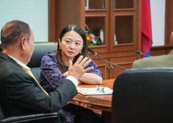 HANNAH Yeoh sewaktu menghadiri taklimat daripada pasukan Suruhanjaya Pencegahan Rasuah Malaysia (SPRM)  berhubung hasil siasatan terhadap proses pemberimilikan kolam takungan banjir kepada pemaju bagi tujuan pembangunan kediaman dan pembangunan bercampur. - FACEBOOK/ HANNAH YEOH