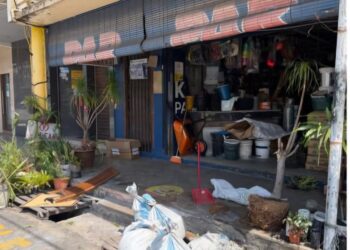 LOKASI kedai perkakasan yang dirempuh sebuah pacuan empat roda  dipandu seorang lelaki menyebabkan seorang pejalan kaki cedera di Jalan Besar di Kuantan, Pahang.