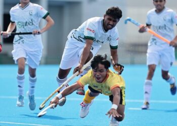 AKSI sengit Malaysia menentang Pakistan dalam saingan Piala Asia Bawah 18 Tahun di Kakamigahara, Jepun, semalam yang menyaksikan skuad negara menang 3-2. - IHSAN PERSEKUTUAN HOKI ASIA
