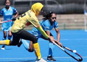 Pemain hoki remaja wanita negara diasak lawan dari India dalam perlawanan Piala Asia Bawah 18 2026 di Kakamigahara, Jepun, semalam. - IHSAN PERSEKUTUAN HOKI ASIA
